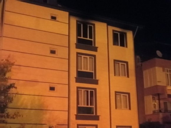 YALVAÇ’TA 3 KATLI BİNADA KORKUTAN YANGIN