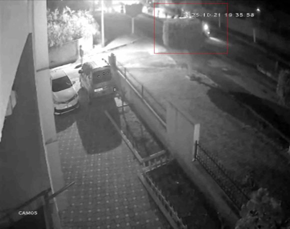 AYDINLATMA DİREĞİNE ÇARPAN OTOMOBİLİN TAKLA ATTIĞI ANLAR KAMERAYA YANSIDI
