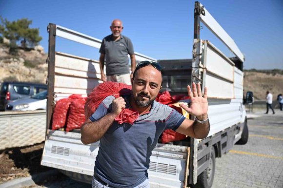 MERSİN’DE ÜRETİCİYE GÜNEŞ PANELİ, SIVI GÜBRE VE NERGİS SOĞANI DESTEĞİ