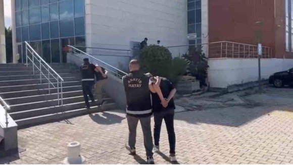 ÇALDIKLARI MOTOSİKLETE SAHTE PLAKA TAKAN HIRSIZLIK ŞÜPHELİSİ 2 ŞAHIS YAKALANDI