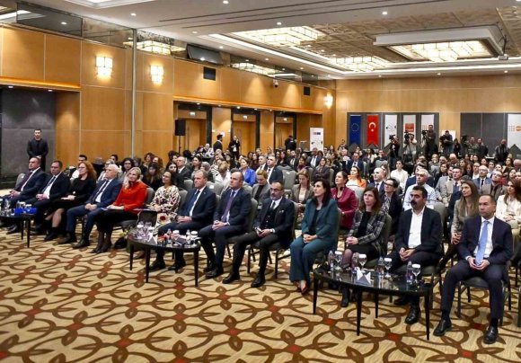 BAŞKAN SEÇER: "KADINLARIN ÖNÜNDEKİ ENGELLER KALKTIĞINDA KENTLERİN DE UFKU GENİŞLER"