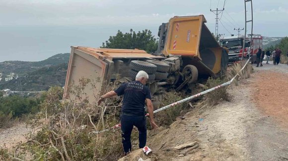 ALANYA’DA FRENİ BOŞALAN KUM YÜKLÜ KAMYON DEHŞETİ: 1 ÖLÜ, 1 YARALI