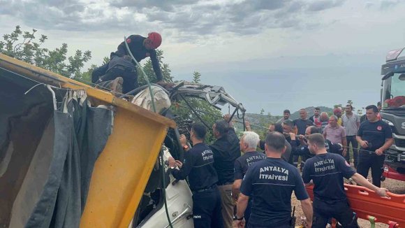 ALANYA’DA FRENİ BOŞALAN KUM YÜKLÜ KAMYON DEHŞETİ: 1 ÖLÜ, 1 YARALI