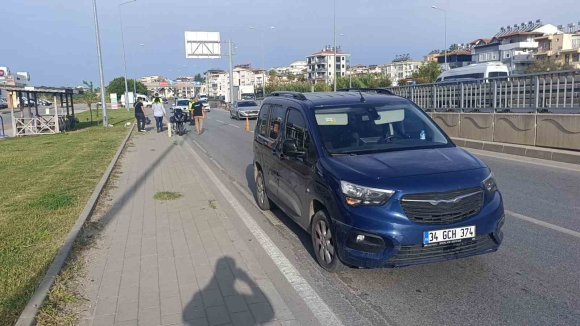 MANAVGAT’TA MOTOSİKLET İLE OTOMOBİL ÇARPIŞTI: 1 YARALI