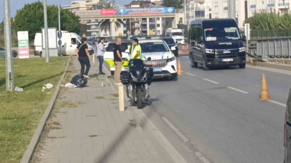 MANAVGAT’TA MOTOSİKLET İLE OTOMOBİL ÇARPIŞTI: 1 YARALI
