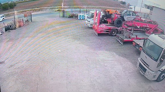 ANTALYA’DA ’U’ DÖNÜŞÜ YAPAN HAFİF TİCARİ ARAÇLA OTOMOBİL ÇARPIŞTI: 1 YARALI
