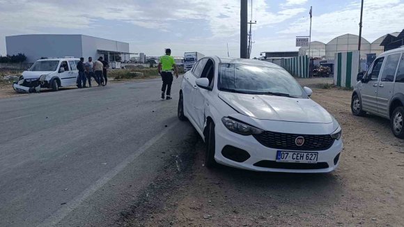 ANTALYA’DA ’U’ DÖNÜŞÜ YAPAN HAFİF TİCARİ ARAÇLA OTOMOBİL ÇARPIŞTI: 1 YARALI