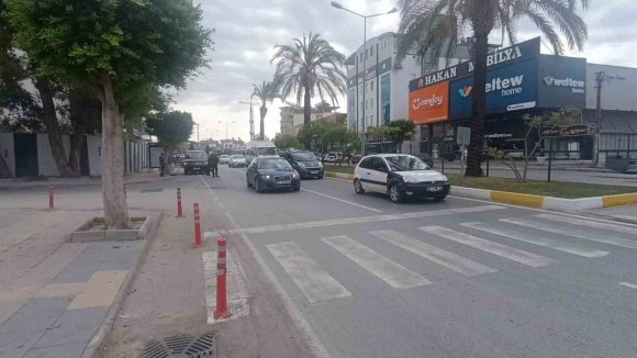 YAYA GEÇİDİNDE DURAN OTOMOBİLE ÇARPAN MOTOSİKLETLİ YARALANDI