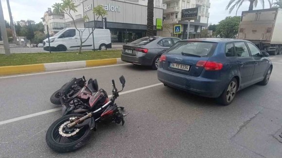 YAYA GEÇİDİNDE DURAN OTOMOBİLE ÇARPAN MOTOSİKLETLİ YARALANDI