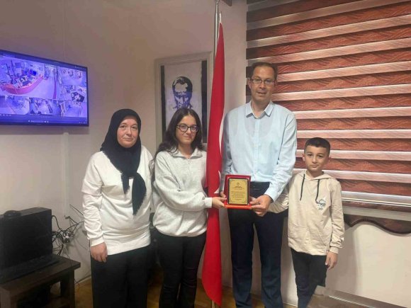 GENÇ KIZ SAĞLIĞINA KAVUŞTU, ANNESİ HASTANEYE BAĞIŞ YAPTI