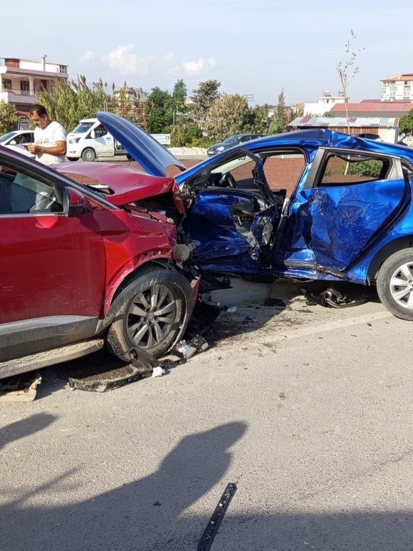 SAMANDAĞ’DA TRAFİK KAZASI: 5 YARALI