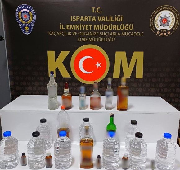 ISPARTA’DA 54 LİTRE KAÇAK VE EL YAPIMI ALKOL ELE GEÇİRİLDİ