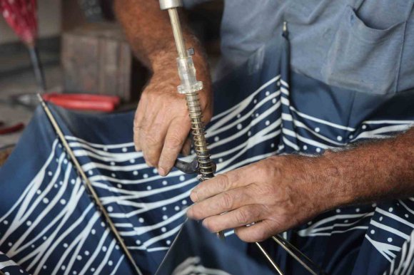 HATAY’DA ŞİDDETLİ YAĞIŞLAR ŞEMSİYE TAMİRCİSİNDE YOĞUNLUĞU ARTIRDI