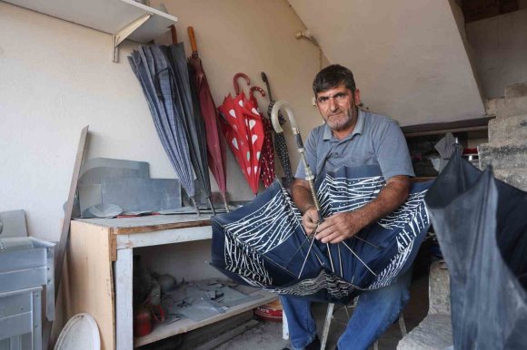 HATAY’DA ŞİDDETLİ YAĞIŞLAR ŞEMSİYE TAMİRCİSİNDE YOĞUNLUĞU ARTIRDI