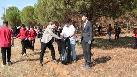ONİKİŞUBAT BELEDİYESİ’NDEN 300 ÖĞRENCİYLE ORMAN TEMİZLİĞİ