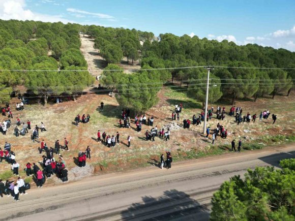 ONİKİŞUBAT BELEDİYESİ’NDEN 300 ÖĞRENCİYLE ORMAN TEMİZLİĞİ