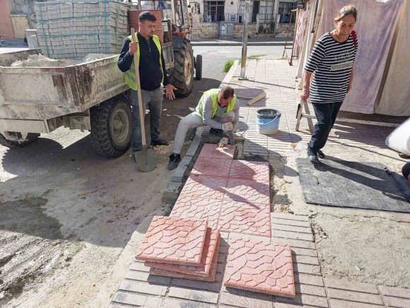 AKDENİZ BELEDİYESİ, İLÇENİN SOKAK VE KALDIRIMLARINI YENİLEMEYİ SÜRDÜRÜYOR