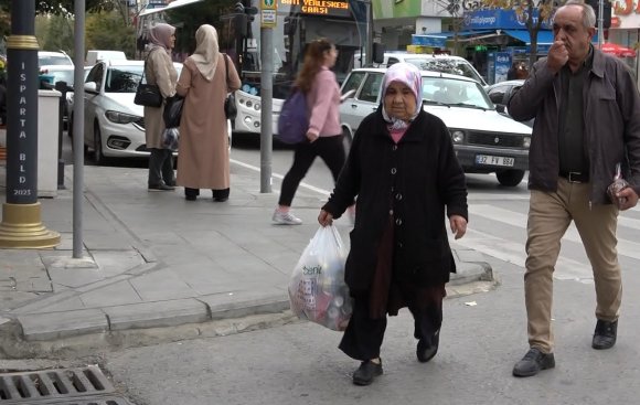TENEKE TOPLAYAN KADINA ÇARPIP KAÇAN SÜRÜCÜ SERBEST BIRAKILDI, YAŞLI KADIN DURUMA İSYAN ETTİ
