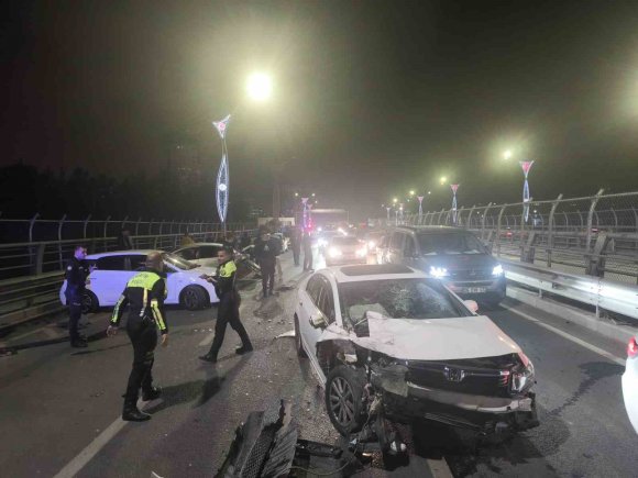 KÖPRÜ ÜZERİNDE ZİNCİRLEME KAZA: 4 YARALI