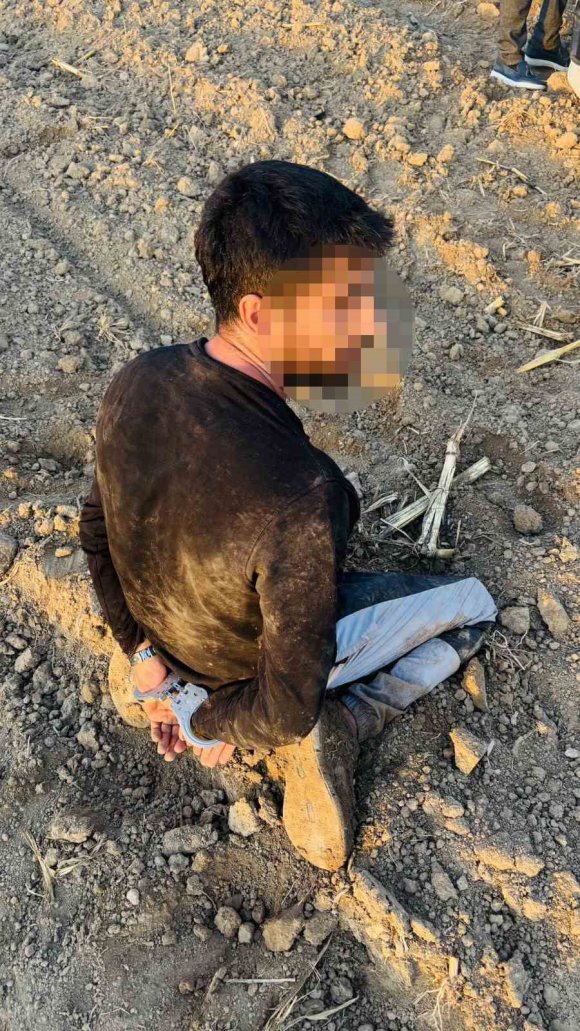 JASAT, UYUŞTURUCU TACİRLERİNİ TARLADA YAKALADI