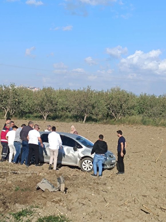 KIRIKHAN’DA OTOMOBİL TARLAYA UÇTU