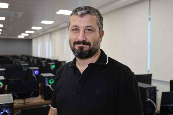 GERÇEKLER ’YAPAY ZEKA’ İLE TEHLİKEDE: HAZIRLANAN İÇERİKLER, GERÇEKLİK ALGISININ YİTİRİLMESİNE SEBEP OLUYOR