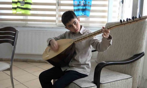 BAĞLAMAYLA 5 YILDIR TÜRKÜ SÖYLEYEN KÜÇÜK MÜZİSYENİN HAYALİ YAZILIM MÜHENDİSLİĞİ