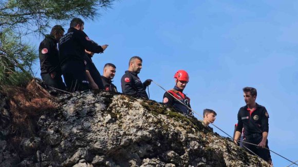 SARP KAYALIKLARDA MAHSUR KALAN KEÇİ KURTARILDI