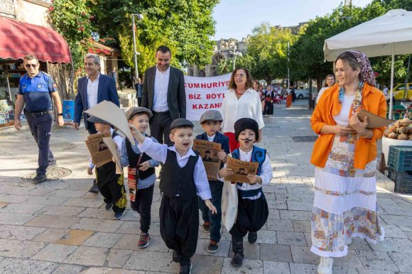 MİNİK ÖĞRENCİLER 102 YIL ÖNCESİNİN GAZETECİLERİ OLDU