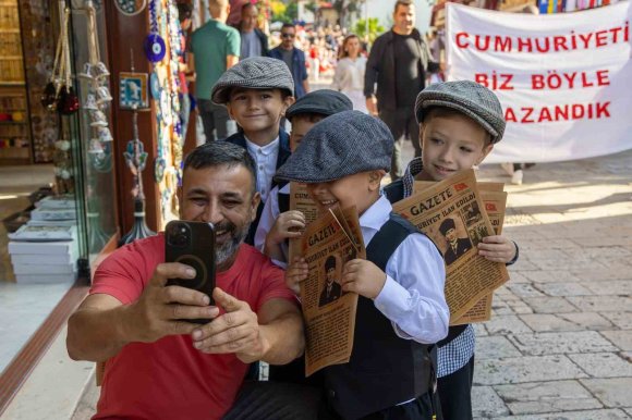 MİNİK ÖĞRENCİLER 102 YIL ÖNCESİNİN GAZETECİLERİ OLDU