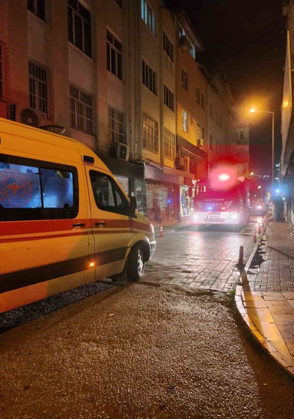 DAİREDE ÇIKAN YANGINDA BİR ODA KULLANILAMAZ HALE GELDİ