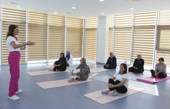MERSİN’DE MEME KANSERİ FARKINDALIK ETKİNLİĞİNDE KADINLAR YOGA YAPTI