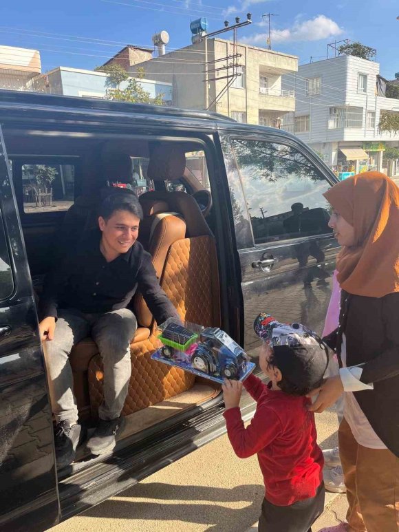 ÇOCUKLAR, HEDİYE OYUNCAKLARLA SEVİNDİ
