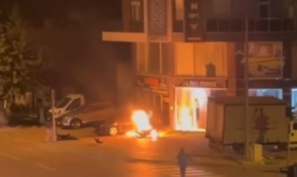 KAZA YAPIP YANMAYA BAŞLAYAN MOTOSİKLETİN SÜRÜCÜSÜNÜ VATANDAŞLAR KURTARDI