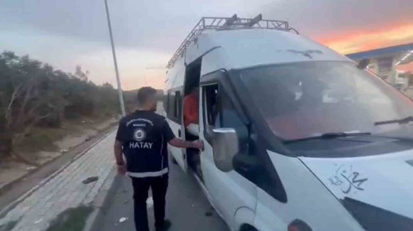 HATAY’DA MİNİBÜS DOLUSU GÖÇMEN YAKALANDI
