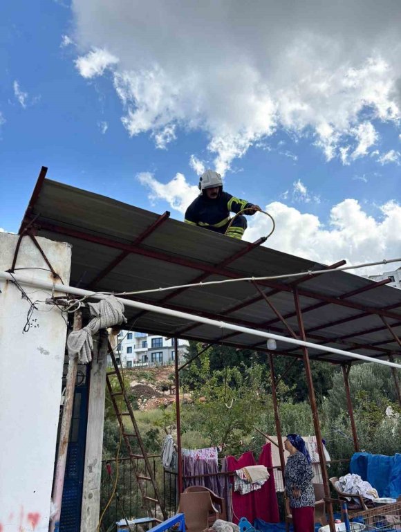 HATAY’DA EVE GİREN 2 YILANI İTFAİYE YAKALADI