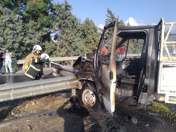 BARİYERLERE ÇARPAN PİKAP ALEV ALEV YANDI