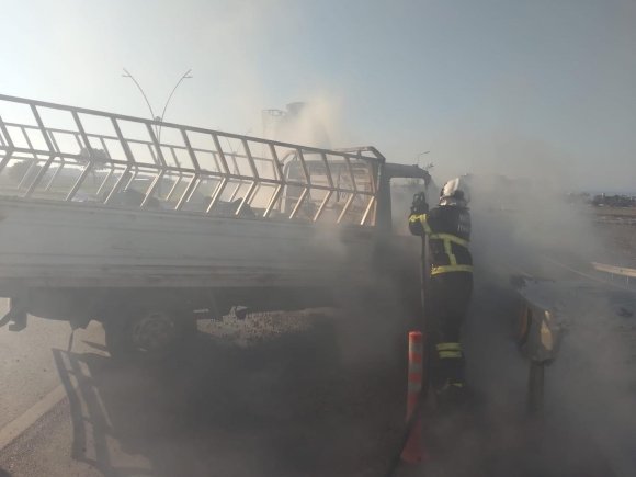 BARİYERLERE ÇARPAN PİKAP ALEV ALEV YANDI