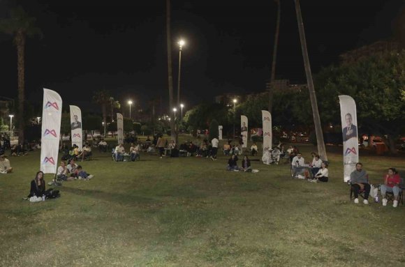 MERSİN’DE AKUSTİK SAHNE KONSERLERİ GENÇLERİN İLGİSİNİ ÇEKİYOR