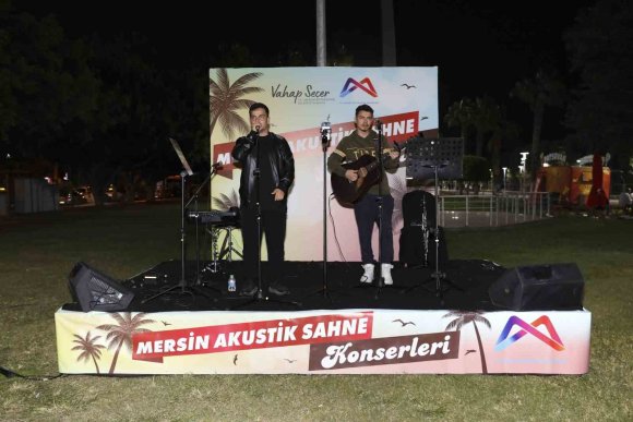MERSİN’DE AKUSTİK SAHNE KONSERLERİ GENÇLERİN İLGİSİNİ ÇEKİYOR