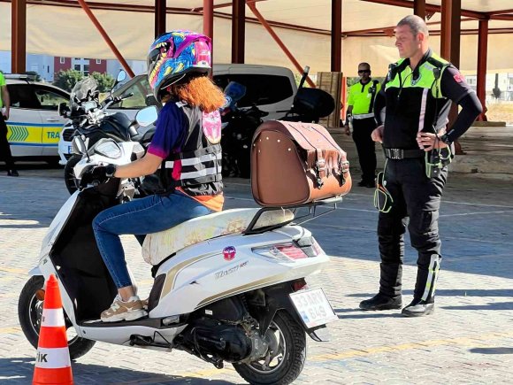 KADIN MOTOSİKLET SÜRÜCÜLERİNE UYGULAMALI EĞİTİM