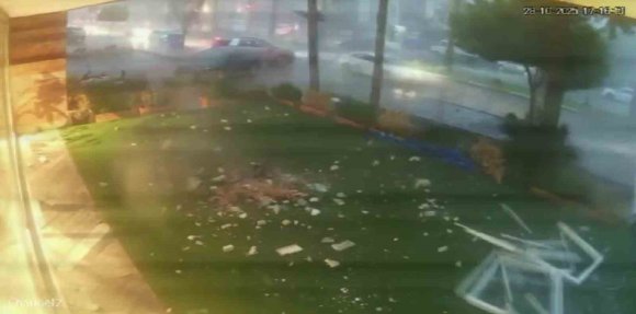 TONLARCA AĞIRLIKTAKİ ÇATININ FIRTINADA UÇTUĞU ANLAR KAMERADA