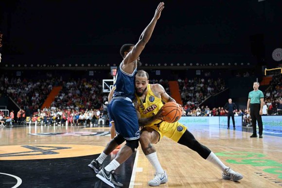 FIBA ŞAMPİYONLAR LİGİ: MERSİN SPOR: 81 - KARDİTSA IAPONİKİ: 73