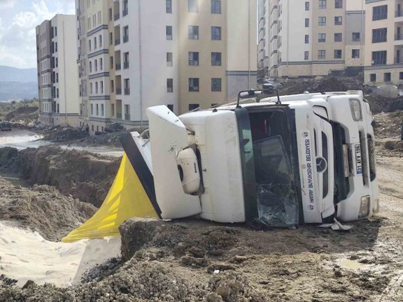 ANTAKYA’DA KUM YÜKLÜ KAMYON DEVRİLDİ