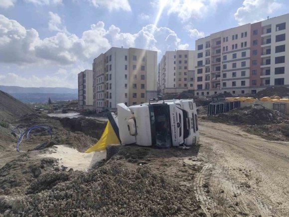ANTAKYA’DA KUM YÜKLÜ KAMYON DEVRİLDİ