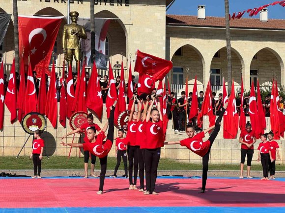 MERSİN’DE CUMHURİYET BAYRAMI RENKLİ GÖSTERİLERLE KUTLANDI