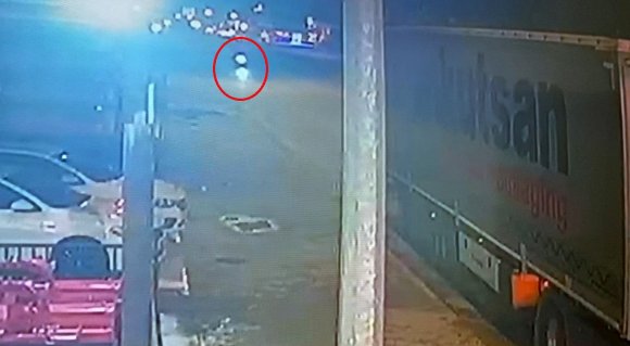 TIRA ÇARPAN MOTOSİKLETLİ GENCİN ÖLÜME GİTME ANI KAMERADA