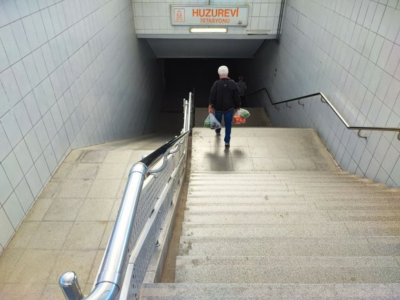 ADANA’DA 16 YIL ÖNCE HİZMETE GİREN METRO ALT GEÇİTTE YÜRÜYEN MERDİVENİN YERİ VAR, MEKANİZMASI YOK