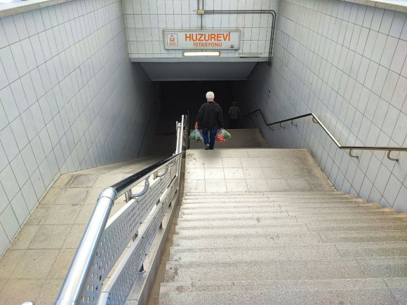 ADANA’DA 16 YIL ÖNCE HİZMETE GİREN METRO ALT GEÇİTTE YÜRÜYEN MERDİVENİN YERİ VAR, MEKANİZMASI YOK
