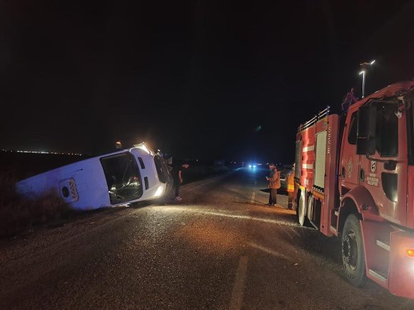 OTOMOBİLLE, MİNİBÜS ÇARPIŞTI: 3 YARALI